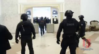 أقام مئات المهاجرين وليمة: اقتحمت الشرطة مباشرة حفل الزفاف، وفرقت…
