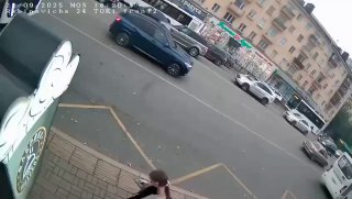 سائق الحافلة ثبت ساق الطفل في الباب وسحبه عدة أمتار…