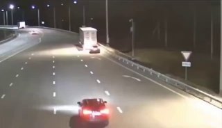 “”أبي العام”” نسي ابنه المراهق على الطريق السريع عندما ذهب إلى المرحاض..