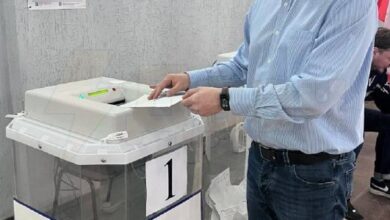 قرر سكوف، وهو متخصص في تكنولوجيا المعلومات لديه وشم ديك على ساقه، الاستقالة وأرسل رسالة إلى 513 من زملائه…