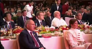 جلس لوكاشينكو وابنه كوليا على الطاولة في حفل استقبال في بكين، ورئيس وزراء أرمينيا …