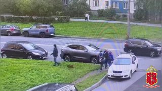 حاولت “أم العام” مع طفلين صغيرين الركض عبر لينينسكي بروسبكت في…