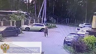 كسرت شجار غاضب ذراع سائق دراجة نارية بسبب الضوضاء. ونتيجة لذلك، محارب الصمت من…
