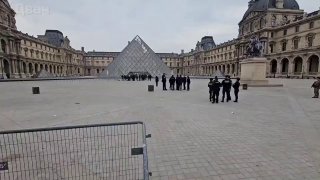تعرض متحف اللوفر في باريس للسرقة: مسلحون سرقوا مجوهرات من المتحف…