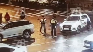 سيدة مشاركة في السيارة خلطت الدواسات وصدمت السيارة بقوة في سيارة أخرى…