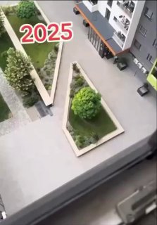 امرأة من سكان موسكو حولت شرفة في مجمع سكني جديد إلى حظيرة دجاج. عاشق الريف…