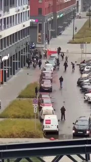 الغرور في مجمع “بروكشينو” السكني في موسكو: العمال يركضون في المنطقة ويتقاتلون بالمجارف،…