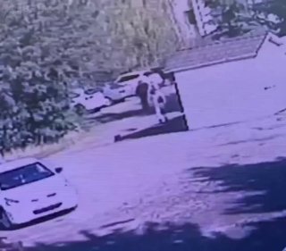 ركل أحد المارة مكبر صوت مع موسيقى أوكرانية ففقد ساقه في لوغانسك أون تش…