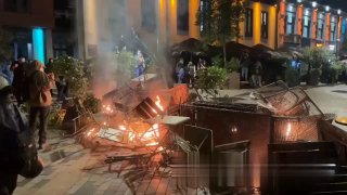 احتدام الاحتجاجات في تبليسي: المتظاهرون يلقون المفرقعات النارية والحجارة على قوات الأمن …