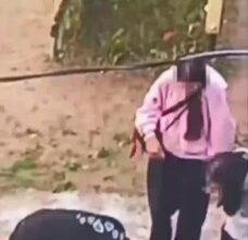 كن حذرًا، لقطات قاسية: ركل زووم وجه أحد المارة على الأسفلت، في نفس الوقت…