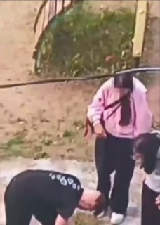 كن حذرًا، لقطات قاسية: ركل زووم وجه أحد المارة على الأسفلت، في نفس الوقت…