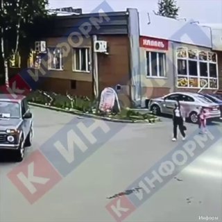 احذروا بالفيديو: سائقة تصدم طفلة عمرها 5 سنوات أمامها…