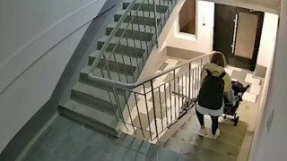 أم في حالة سكر تستخدم عربة أطفال مع طفل يبلغ من العمر سنة واحدة ككبش ألكسندر…