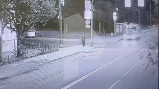 صدم مهاجر يقود سيارته بأقصى سرعة تلميذًا عند معبر حمار وحشي في سانت بطرسبرغ. وقع الحادث…