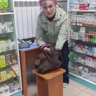 متقاعدة تغوطت في الصيدلية لأنه لم يسمح لها بالذهاب إلى المرحاض في أستراخان…