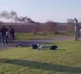 تحطمت طائرة تؤدي حركات بهلوانية في عرض جوي. وفاة شخصين بسبب…