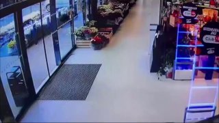 خنزير بري رأى سوبر ماركت في أوروبا واقتحمه وطرق الباب الحادثة…