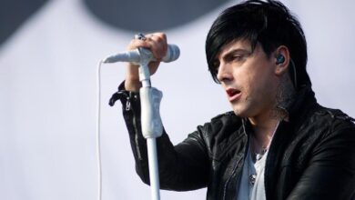 حكم على المغني الرئيسي السابق في فرقة الروك البريطانية Lostprophets، إيان واتكينز، بالسجن 29…