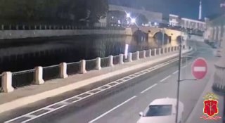 في سانت بطرسبورغ، اصطدم سائق مخمور لسيارة بورش كايين بحاجز بسرعة عالية…