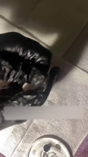 أم مسافرة قامت برسم وشم لطفلها البالغ من العمر سنة واحدة مع إعلان من أجل المشاركة…
