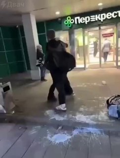 كاد ملاكم تلميذ في موسكو أن يطرد اثنين من زملائه بسبب الورود…
