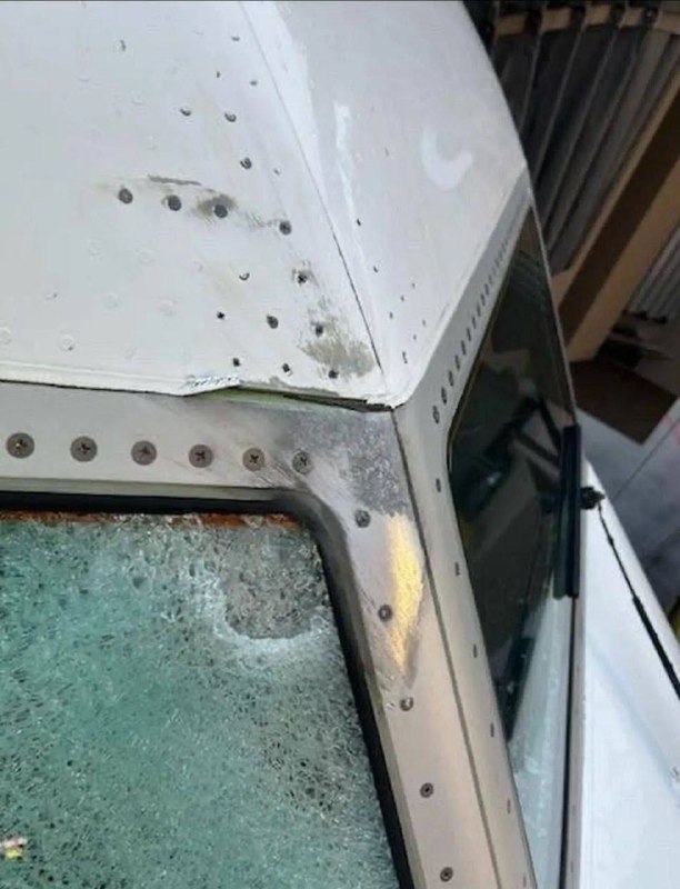 حطم نيزك الزجاج الأمامي لطائرة في الولايات المتحدة الأمريكية. حدث هذا أثناء الرحلة إلى دنفر.