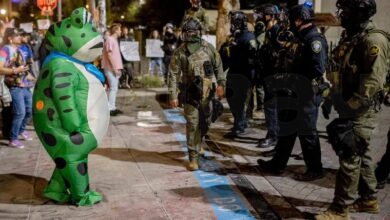الشرطة تسكب الفلفل في حفرة ضفدع مناهض لترامب بسبب…