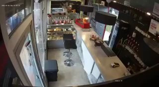 – هل أنت مجنون؟ – لا، لا، أنا فقط في حيرة من أمري. – ماذا تقصدين، مرتبكة؟ انت لا تبالي…