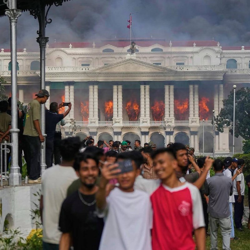 قام آل زوومرز خلال ثورتهم بتدمير فندق هيلتون الفاخر ذو الـ 5 نجوم…
