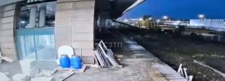 انهار السقف في محطة سكة حديد Ladozhsky في سانت بطرسبرغ. سقط جزء من السقف..