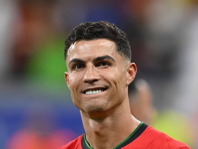 كريستيانو رونالدو يصبح أول لاعب كرة قدم ملياردير – بلومبرج صافي ثروته…