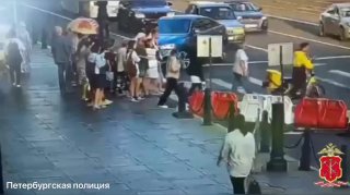 قادت سائقة سيارة BMW تبلغ من العمر 30 عامًا سيارتها على رصيف شارع نيفسكي بروسبكت في بي…