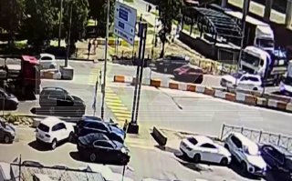 حادث مروع في ليوبيرتسي – سائق الشاحنة لم ينتبه لسائق الدراجة النارية وهو يغير مساراته…