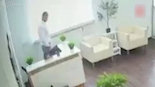 سرق لص وقح برذاذ الفلفل مكتبًا في سانت بطرسبرغ دون ضجة و…