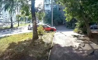 أحمق عنيف يضرب طفلاً بالعصا ويركله لأنه أساء إليه..