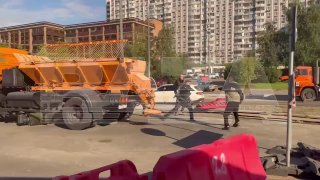 وفي موسكو، هاجم مجهول ضباط الشرطة بسكين. حدث كل ذلك على طريق شيلكوفسكي السريع…