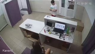 قام مدير المدرسة الثانوية وابنته بتدمير نقطة إصدار الأمر لرفضهم إصدار البضائع في E…