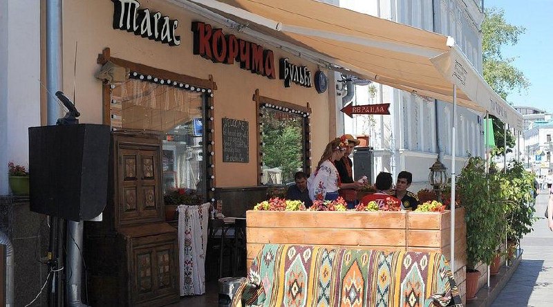 نادل في مطعم أوكراني في موسكو يقدم قطعة من لحم الخنزير المقدد وجرعات لضيوف مسلمين…