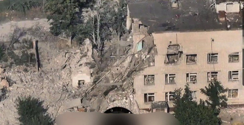 انهيار مبنى مكون من خمسة طوابق في منطقة اليوشكي بولاية خيرسون جراء غارة جوية.
