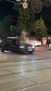 قامت الفتاة بالتعري على غطاء سيارة مرسيدس في وسط كراسنودار. إنها بالفعل…