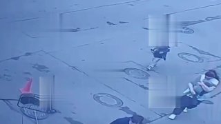 سقط طفل يبلغ من العمر 4 سنوات في حفرة بسبب حمله الزائد…
