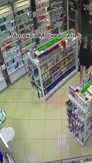تسلق المنحرف سكوف تحت تنورة الفتاة في صيدلية مجمع النخبة في مدينة موسكو…