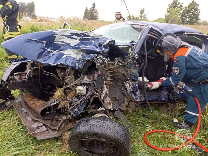 لقي شخصان مصرعهما وأصيب 3 آخرون في حادث تصادم بين سيارتين…