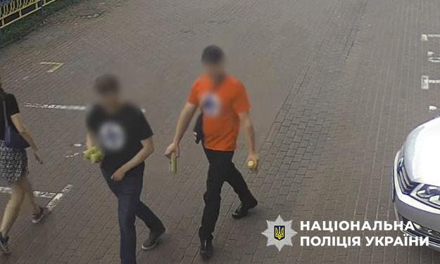 يوم عادي في أوكرانيا: رجلان يسيران في الشارع بقمصان وعلم من…
