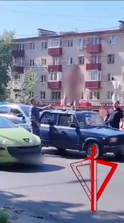 فالكيري عارية تشل حركة المرور في منطقة موسكو بتسلقها على سطح سيارة…