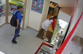 قام المنحرف Skuf بخلع سراويل الصيدلي الداخلية وتم القبض عليه بالفيديو. زائر لصيدلية في إيرك…