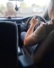 امرأة عارية تماماً ألقت بنفسها على السيارات وأخافت السائقين في مورينو لينوبلاست…