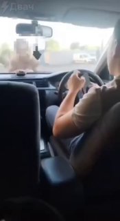 امرأة عارية تماماً ألقت بنفسها على السيارات وأخافت السائقين في مورينو لينوبلاست…