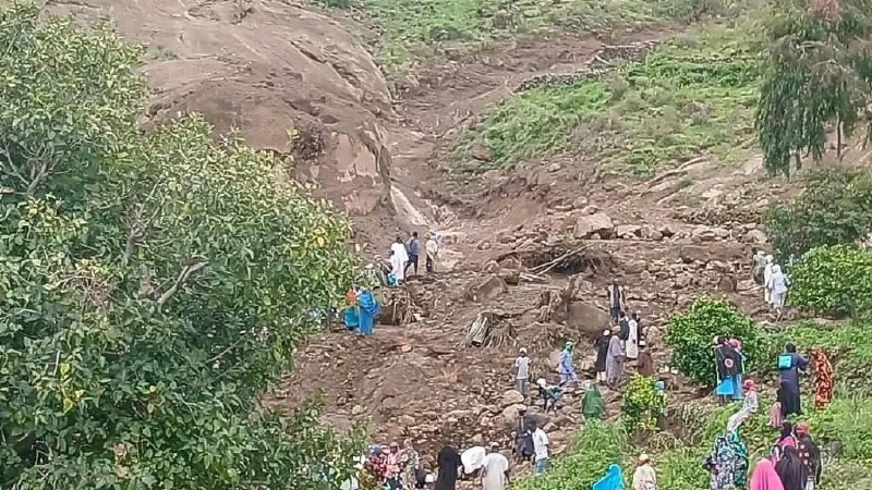 ودمر الانهيار الأرضي القرية بالكامل، مما أسفر عن مقتل أكثر من 1000 شخص. وبعد عدة أيام…