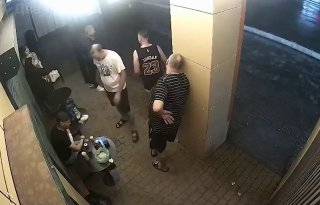 كن حذرا، لقطات صعبة: طعن رجل حتى الموت في حانة أمام حشد من الناسالقاتل…